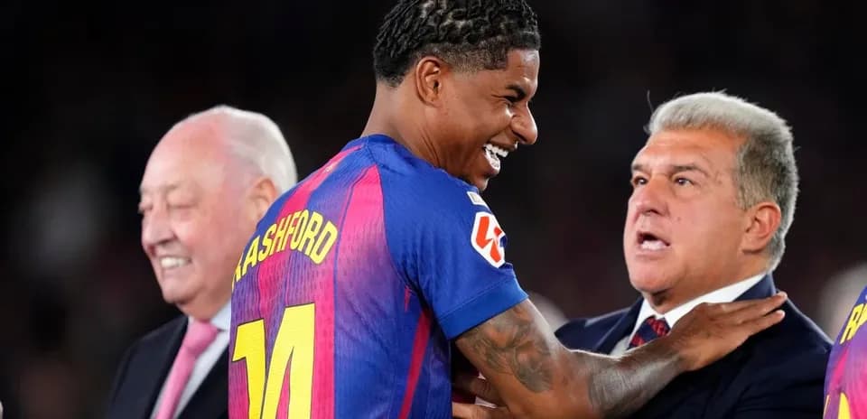 Jugador sonriendo y saludando a directivos en evento