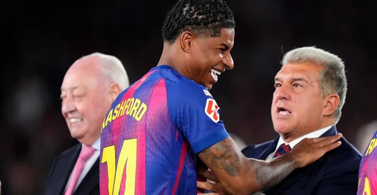 Jugador sonriendo y saludando a directivos en evento