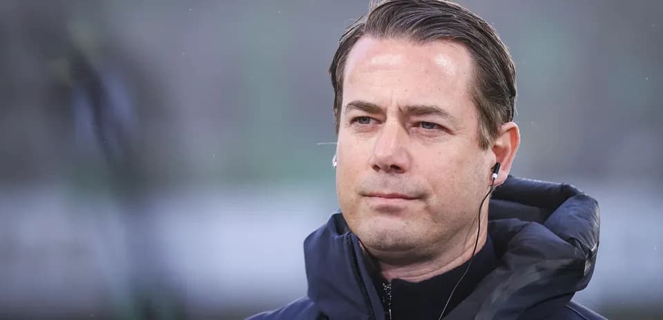 Entrenador con auriculares en el campo de juego