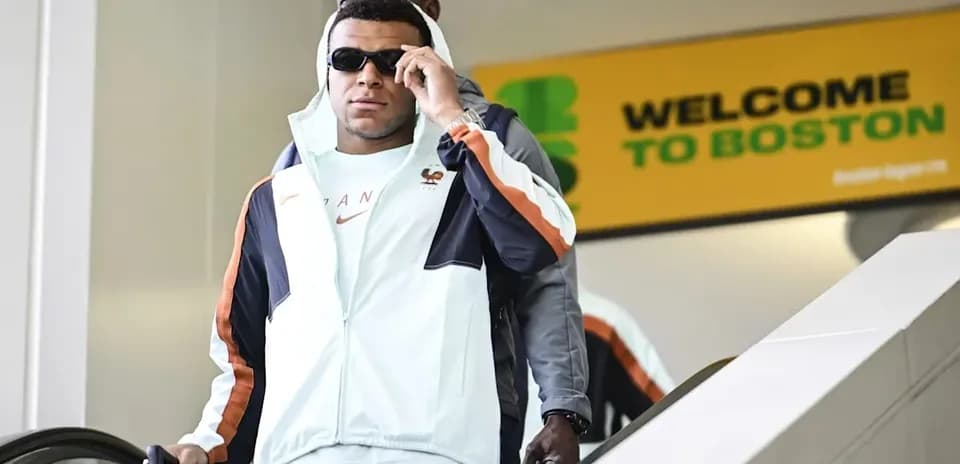 Jugador saliendo de la escalera mecánica en Boston