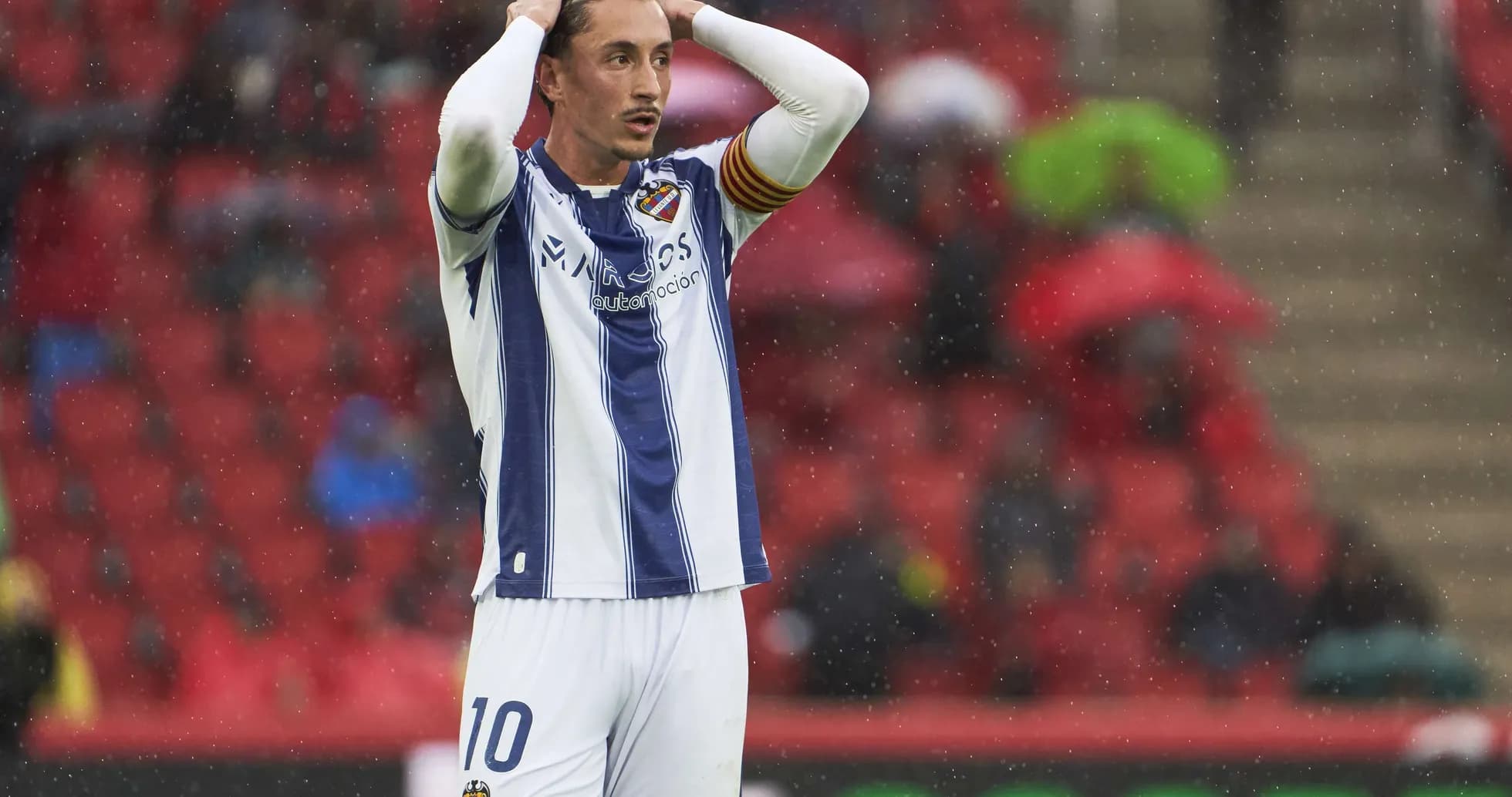 Jugador de Levante con las manos en la cabeza