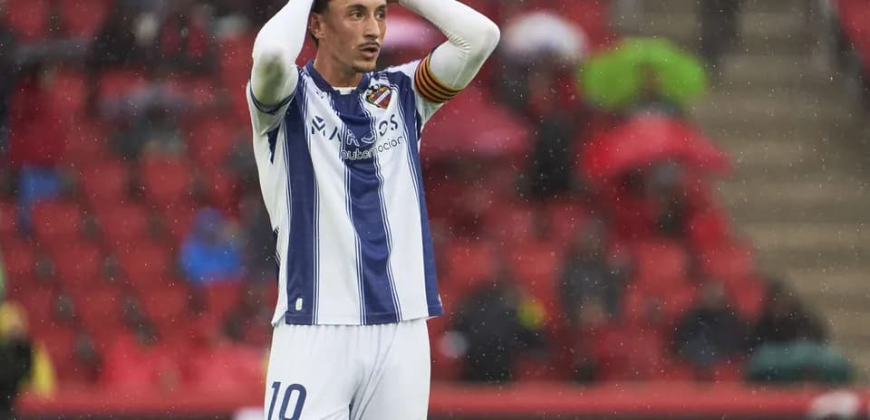 Jugador de Levante con las manos en la cabeza