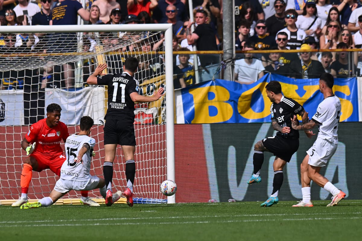 Gol de Como durante el partido contra Parma