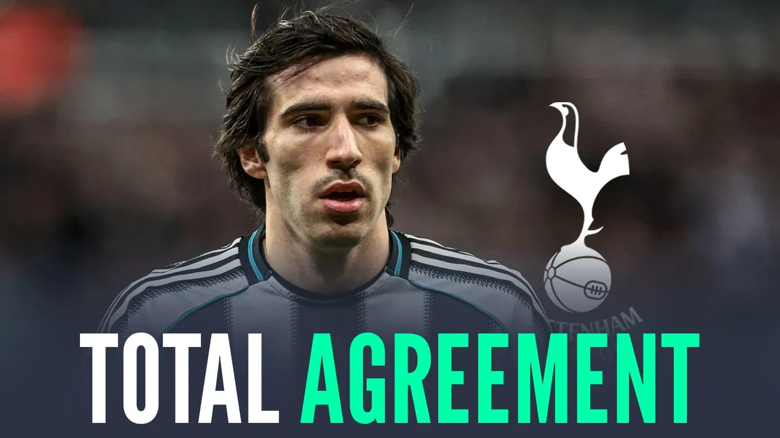 Jugador con camiseta de fútbol y logo de Tottenham