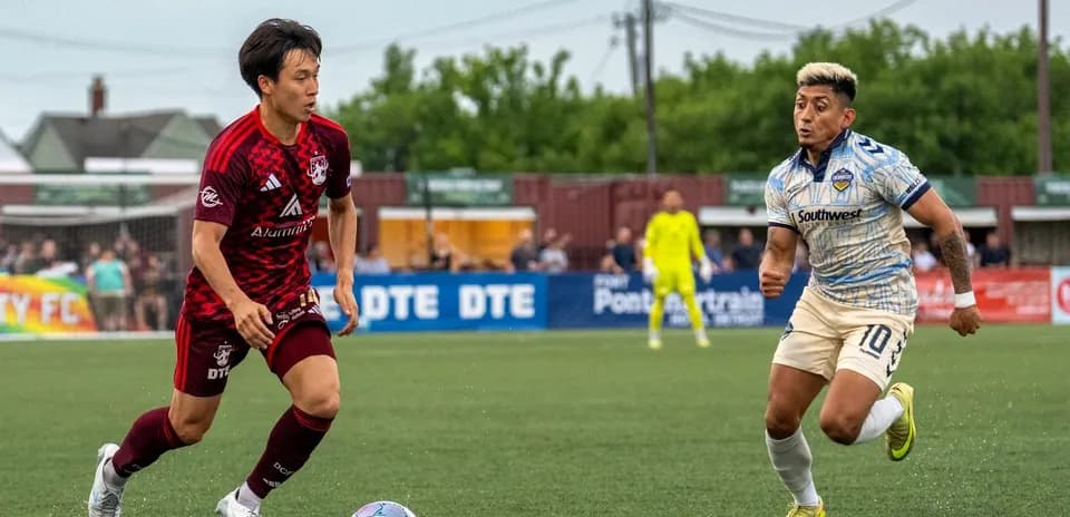 Jugadores de JAX y Detroit City en acción