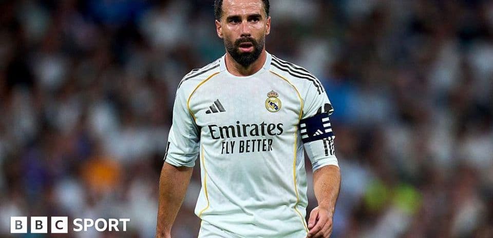 Jugador de Real Madrid con camiseta blanca en el campo