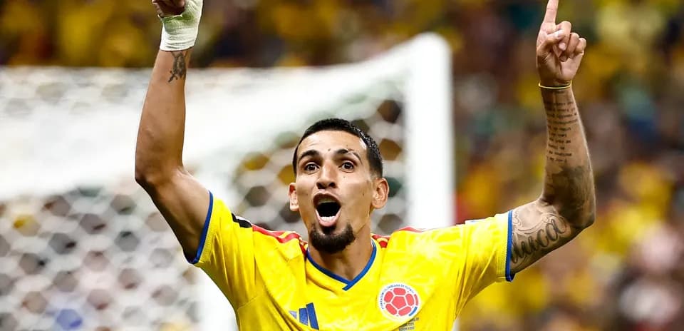 Jugador colombiano celebrando con el dedo levantado