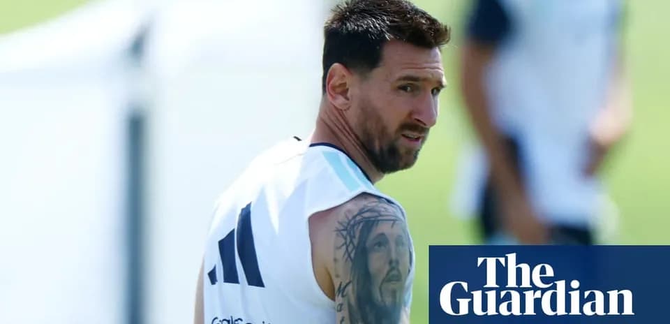 Lionel Messi entrenando con el equipo en el campo