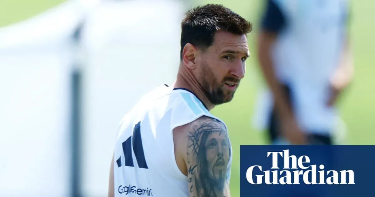 Lionel Messi entrenando con el equipo en el campo
