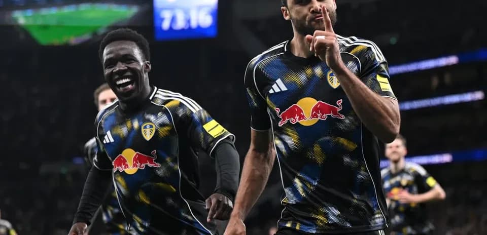 Jugadores de Leeds celebrando un gol en Tottenham