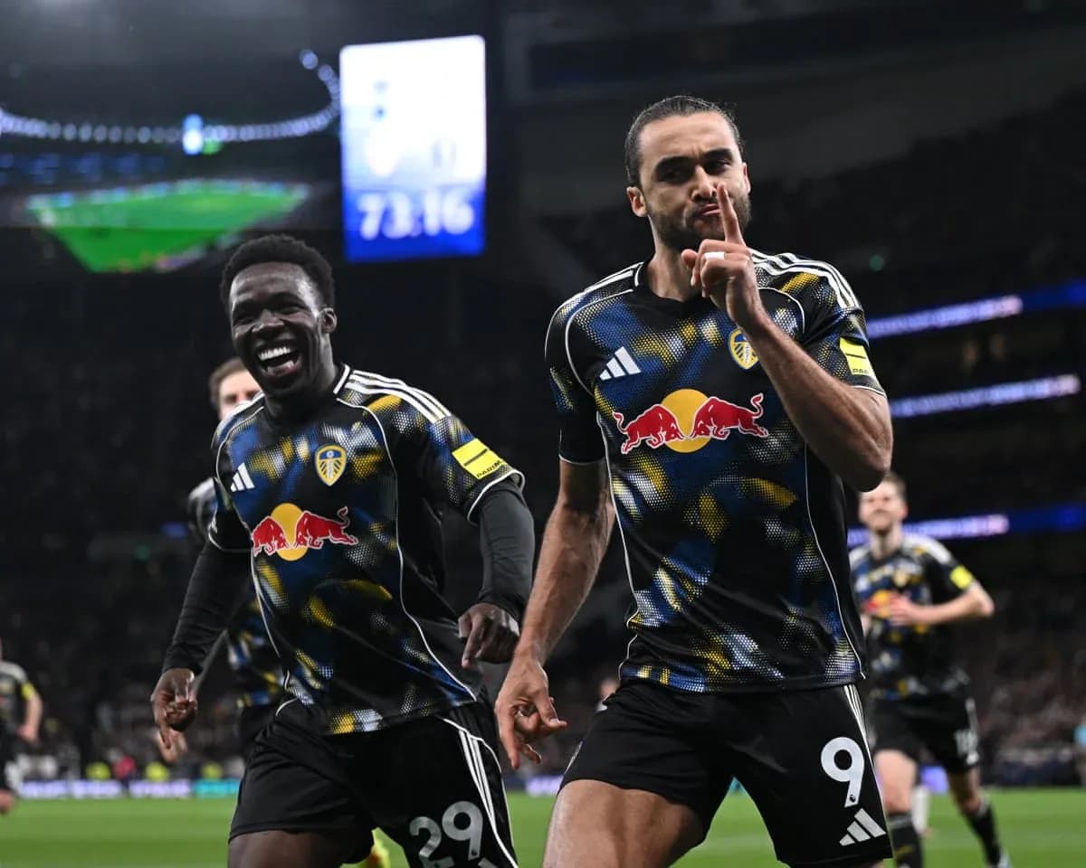 Jugadores de Leeds celebrando un gol en Tottenham