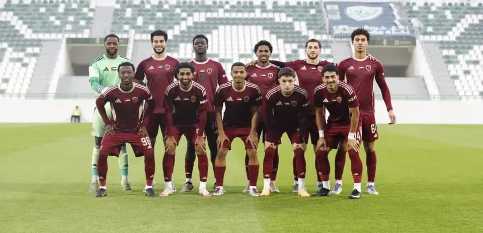 Equipo de Al Wahda U23 posando en el campo