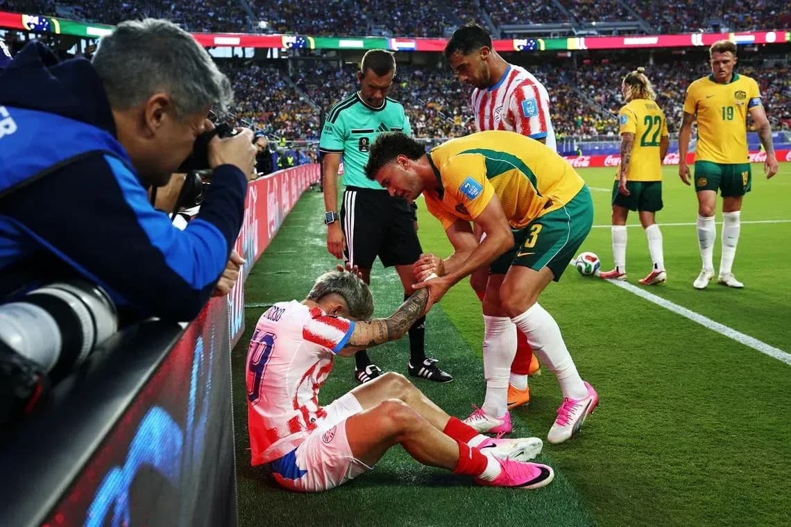 Jugador herido siendo asistido por oponente y árbitro