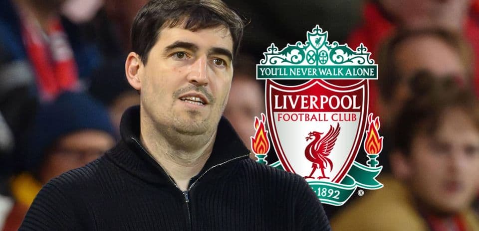 Persona en el estadio con logo de Liverpool FC