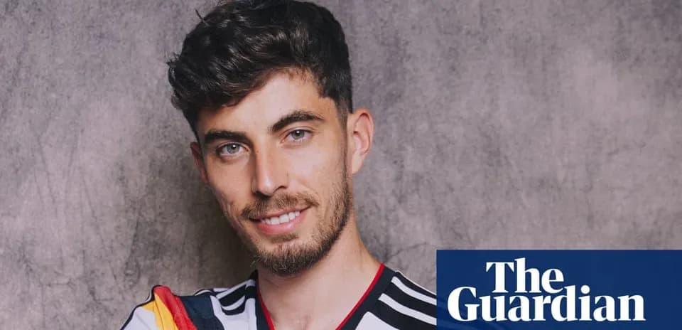 Jugador sonriendo con camiseta de selección alemana