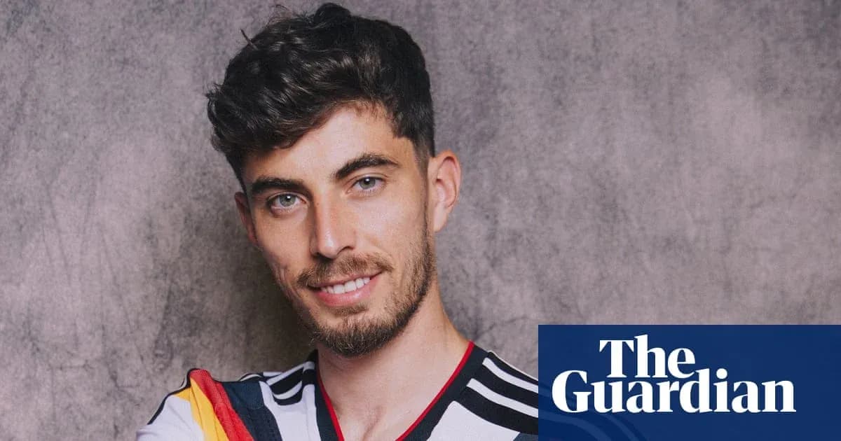 Jugador sonriendo con camiseta de selección alemana