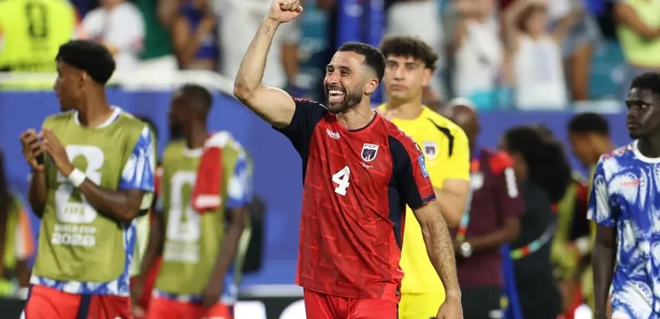 Jugador celebrando con el puño en alto después del partido