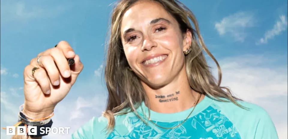 Atleta sonriendo y sosteniendo un objeto en la mano