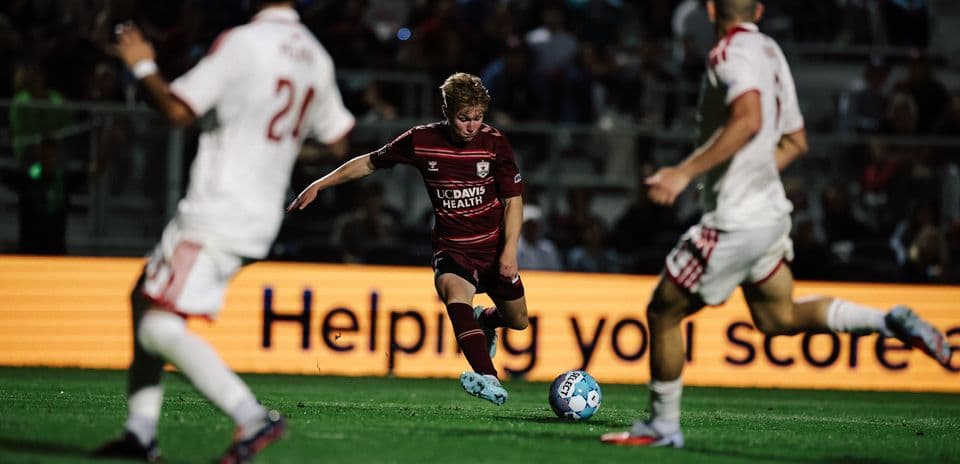 Jugador en acción durante el partido de fútbol