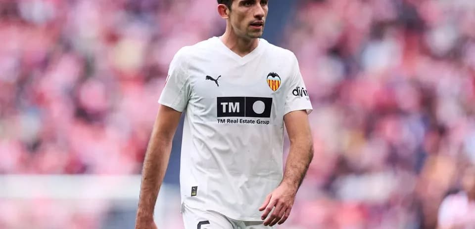 Jugador de Valencia en partido de fútbol