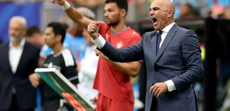 Entrenador dirigiendo desde la línea de banda