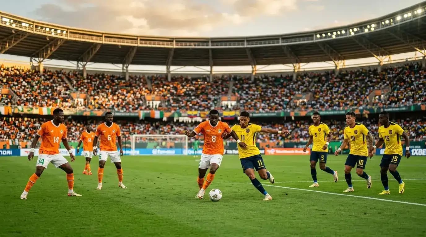 Jugadores de Costa de Marfil y Ecuador en acción