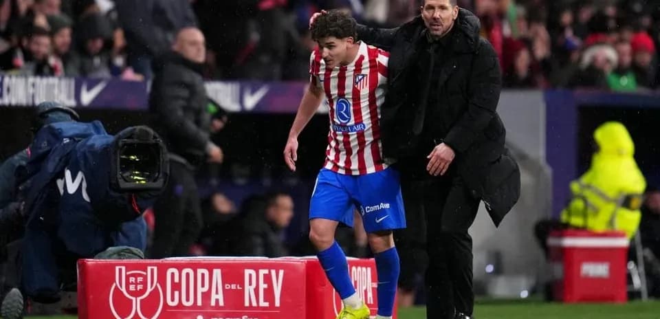 Entrenador ayudando a jugador durante el partido
