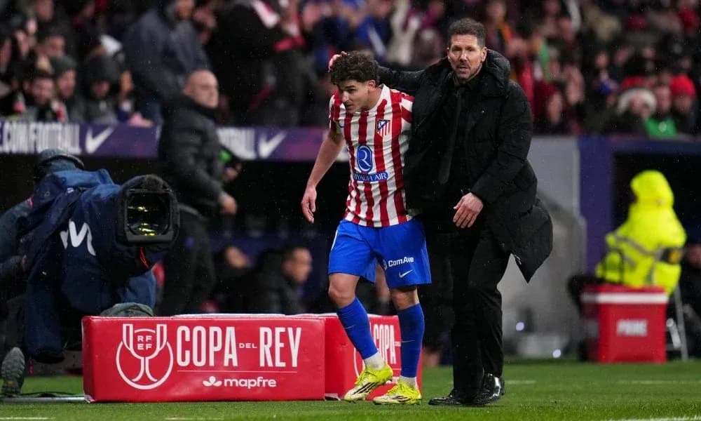 Entrenador ayudando a jugador durante el partido
