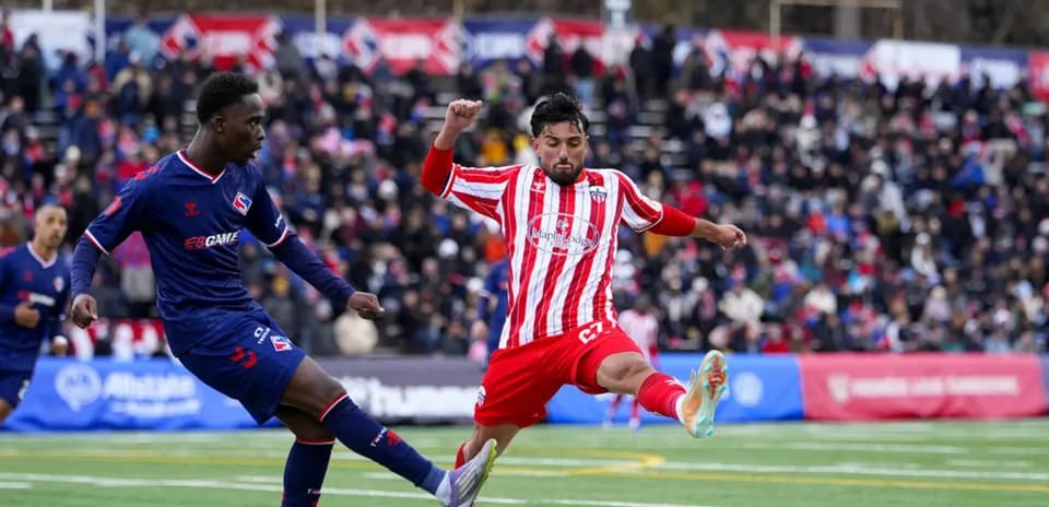 Jugador de Atlético Ottawa en acción