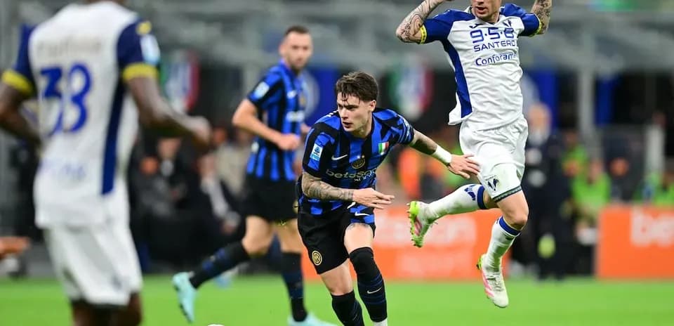 Jugador de Inter driblando a rival de Hellas Verona