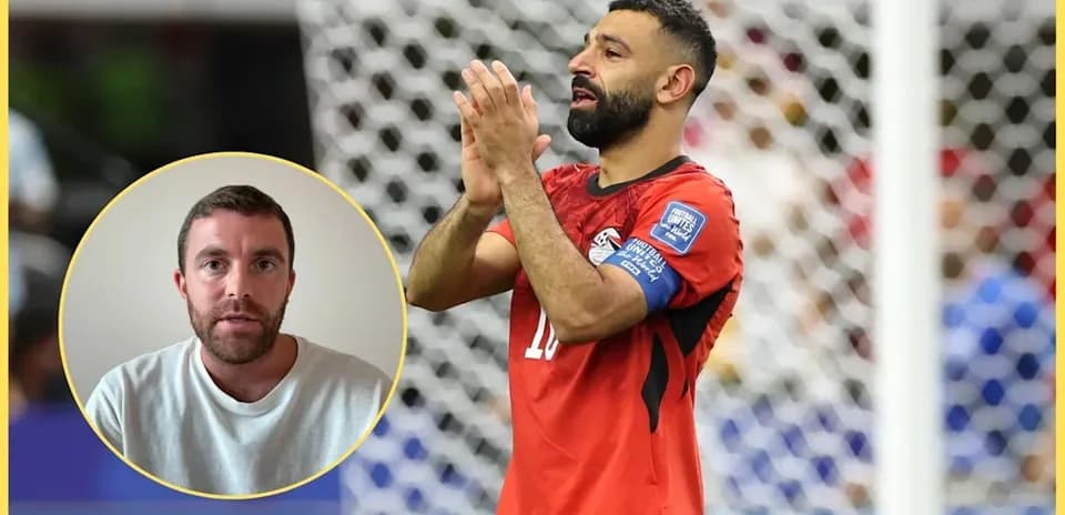 Jugador de Egipto aplaudiendo en partido de fútbol