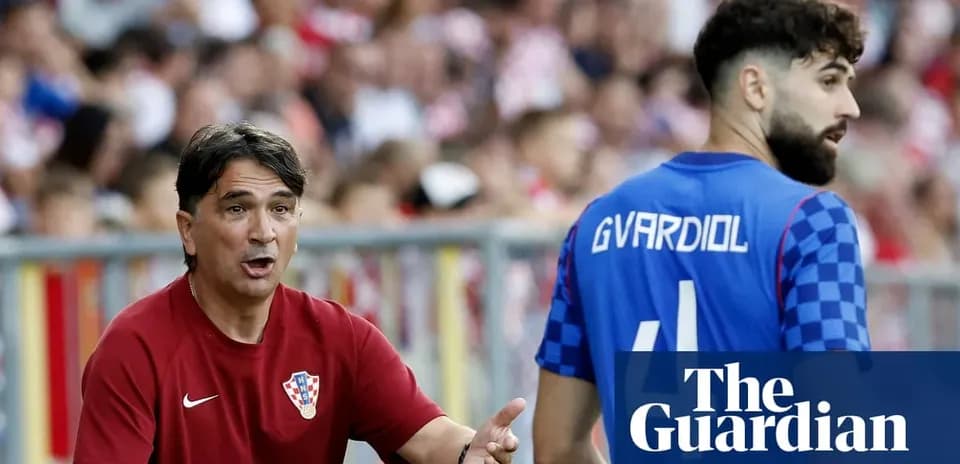Entrenador de Croacia dirigiendo a jugador en el campo