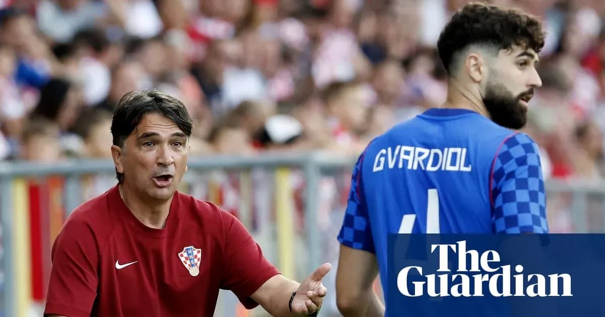 Entrenador de Croacia dirigiendo a jugador en el campo