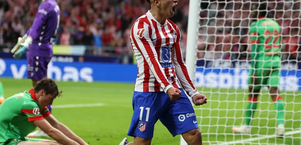 Jugador de Atlético celebra un gol