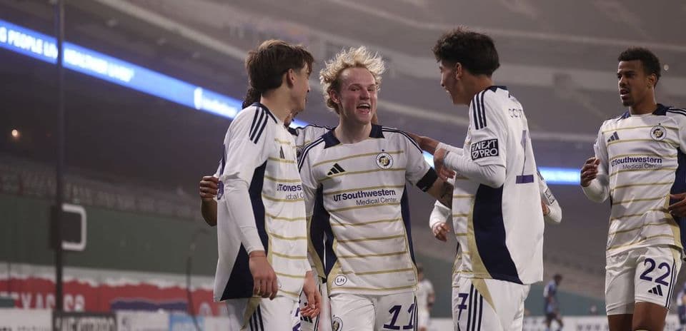 Jugadores de North Texas celebrando un gol