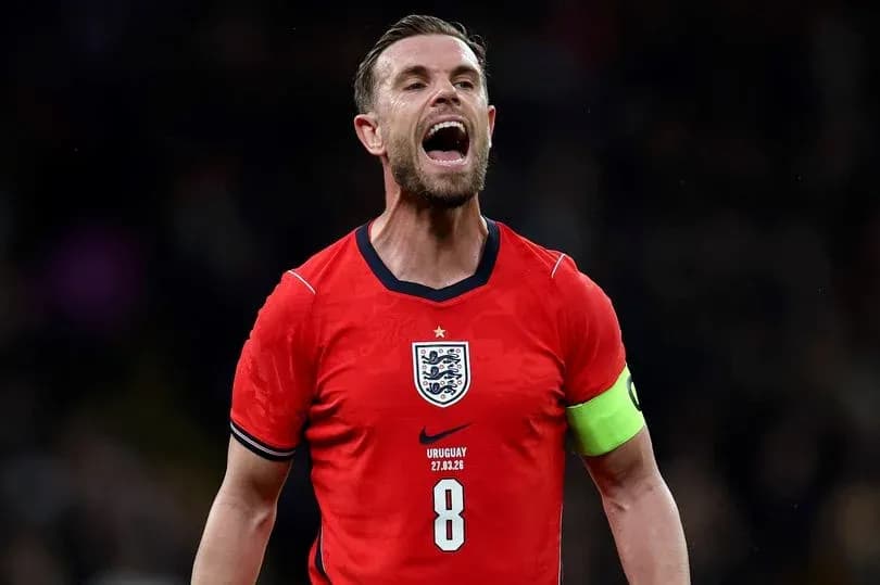 Jugador de Inglaterra celebrando con camiseta roja