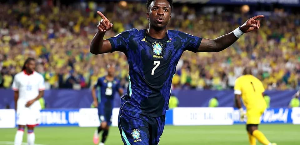 Vinícius Júnior celebra un gol con Brasil en el estadio