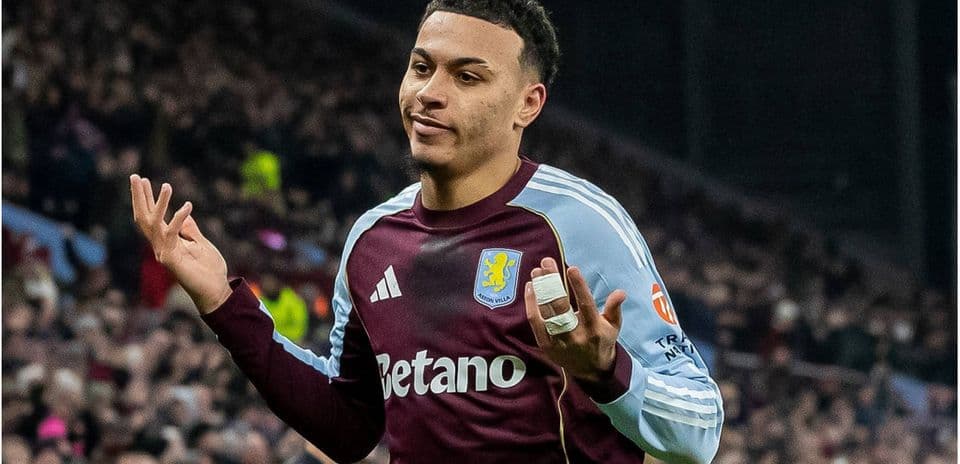 Jugador de Aston Villa gesticulando en el campo