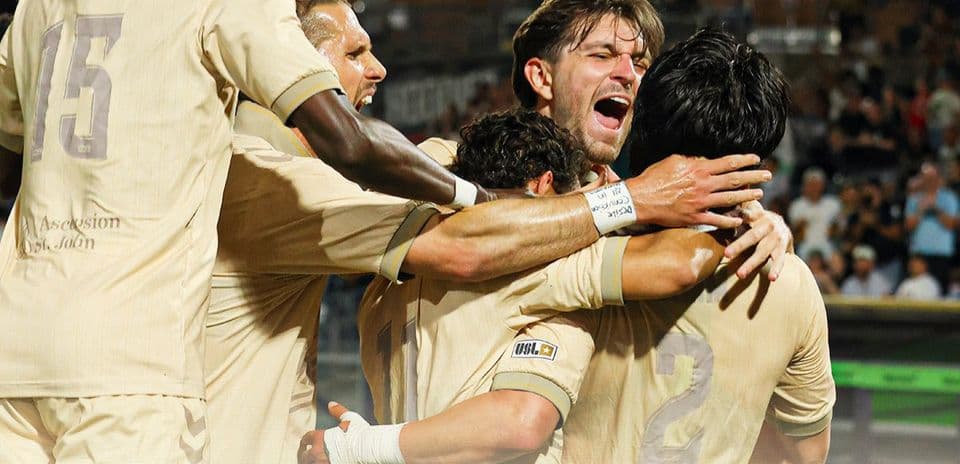 Jugadores del Las Vegas Lights celebrando un gol
