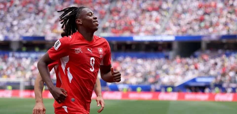 Jugador suizo corriendo en el campo durante partido