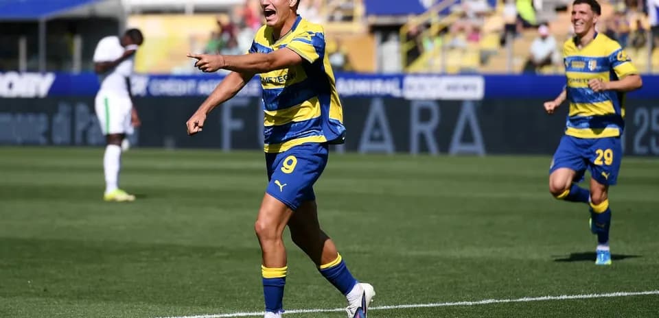 Jugador de Parma celebra un gol en el campo