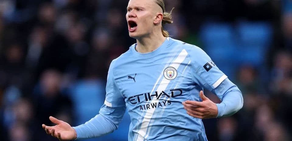 Jugador de Manchester City protestando en el campo