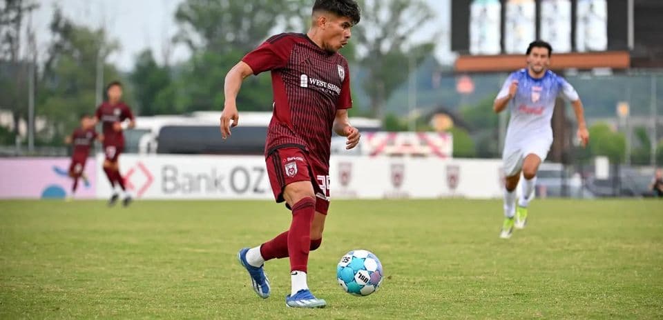 Jugador de Knoxville driblando el balón en el campo