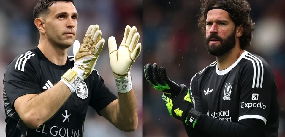 Dos porteros aplaudiendo en sus respectivas camisetas