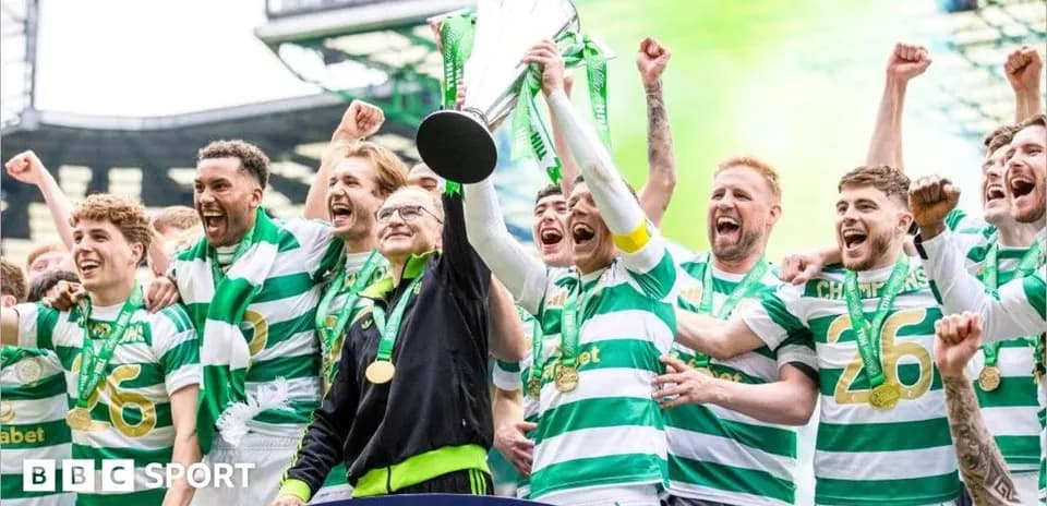 Jugadores de Celtic celebrando con el trofeo