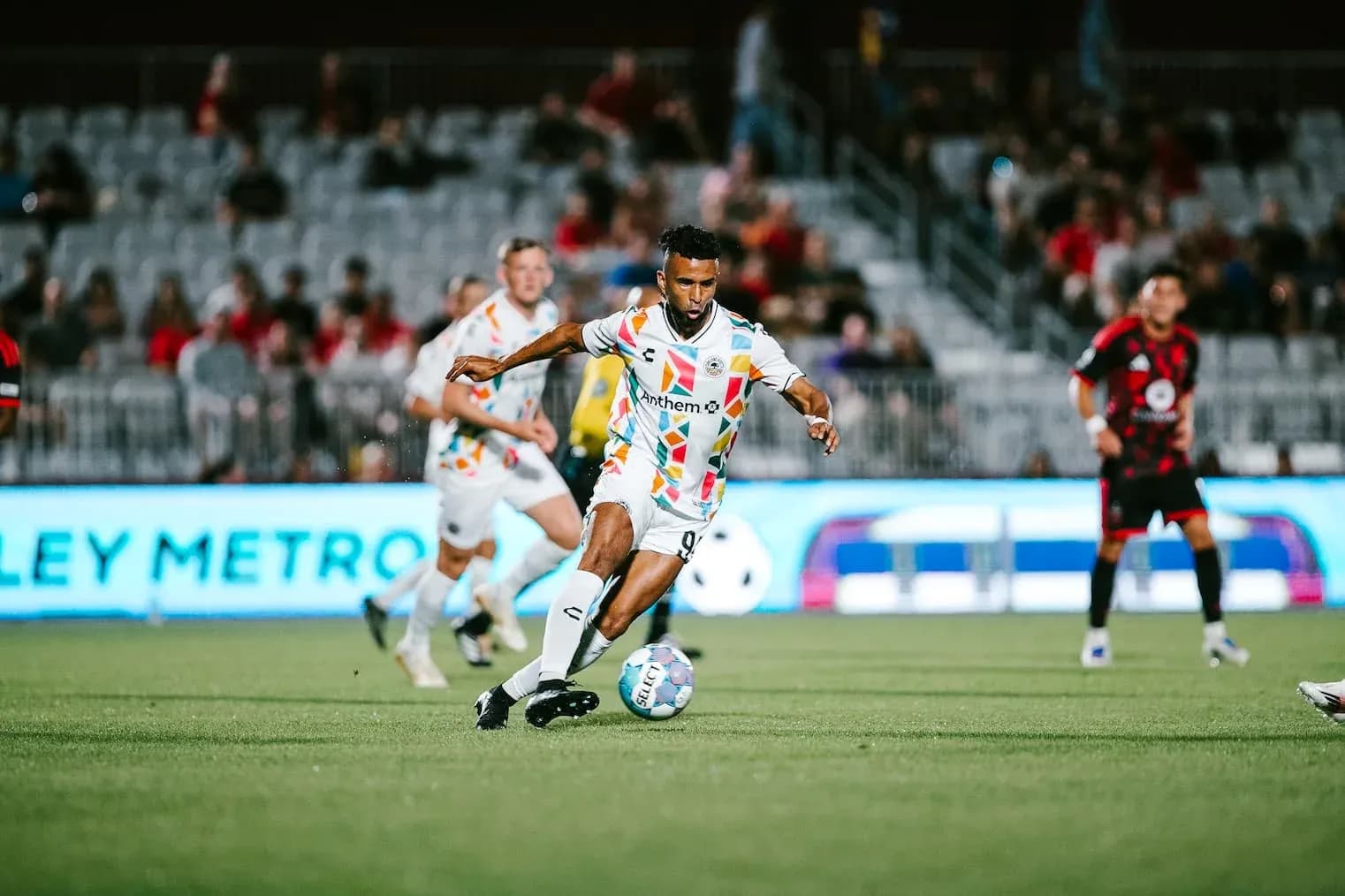 Jugador de Phoenix Rising con balón en el campo