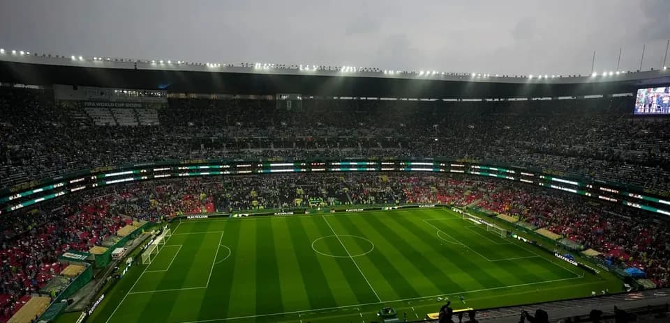 Estadio con público lleno durante un partido de fútbol