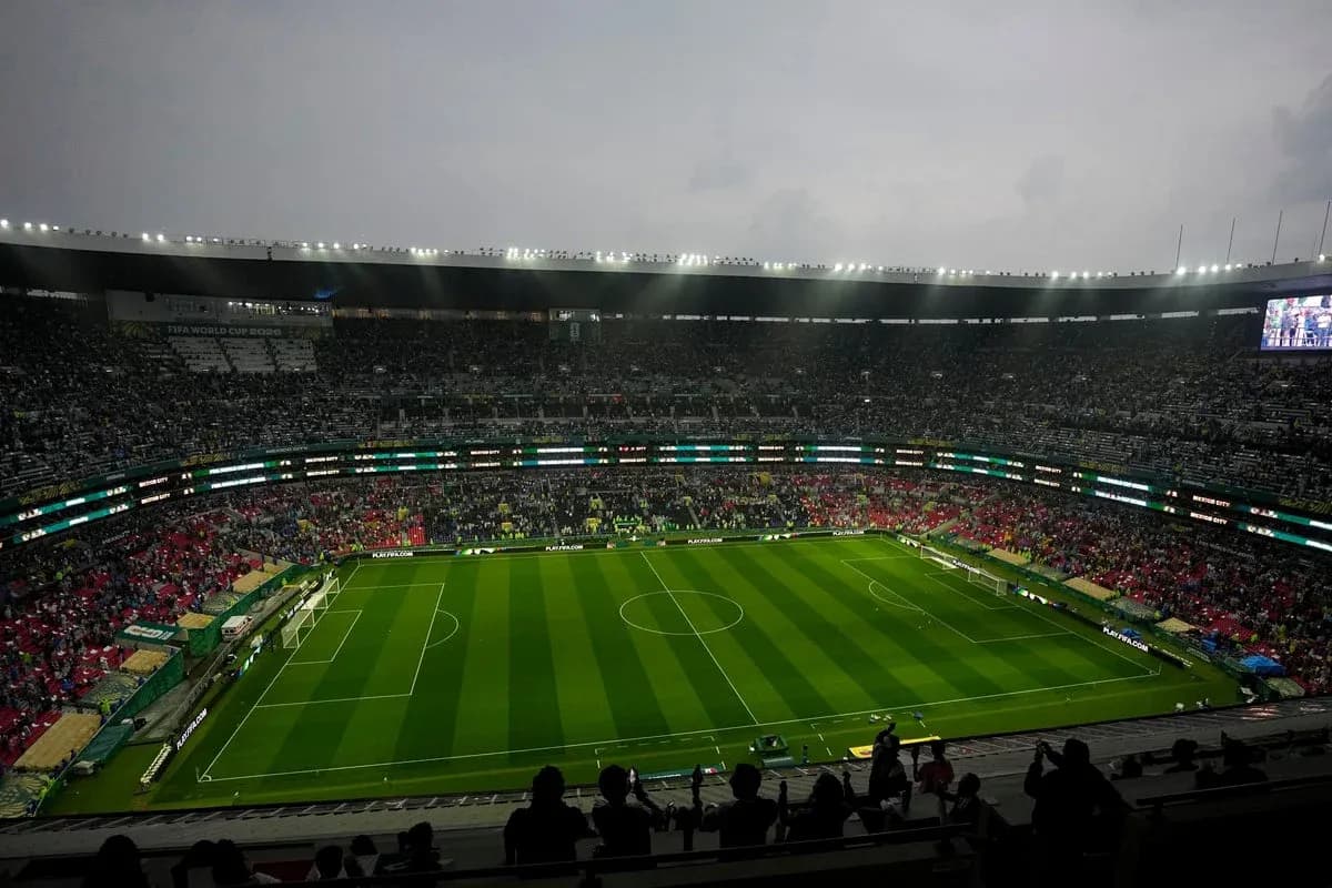 Estadio con público lleno durante un partido de fútbol