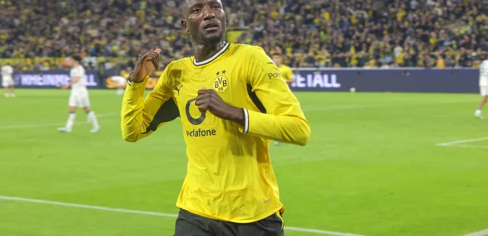 Jugador de Borussia Dortmund celebrando en el campo