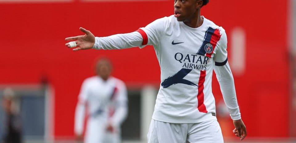 Jugador de PSG señalando en el campo de juego